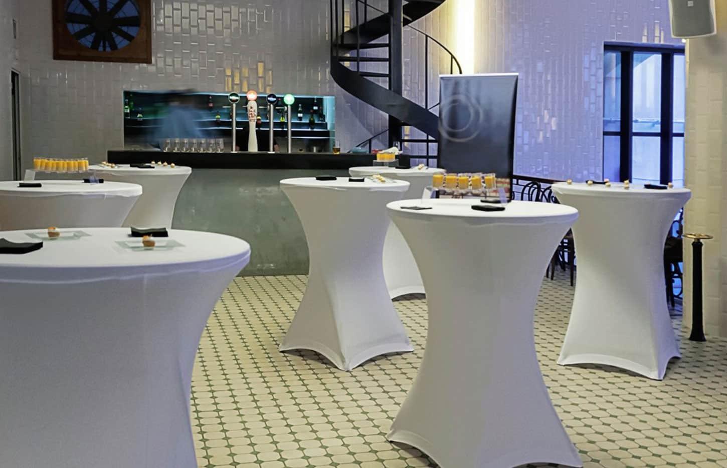 Table pliante rondes conviviale intérieur extérieur, structure métallique finition anthracite, gamme Plume - France Bureau